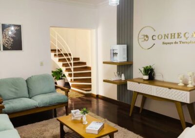 Sala de terapia com poltronas confortáveis no Espaço Conheça-Te em Sorocaba.