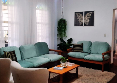 Sala de espera da clinica de terapia em sorocaba com cores suaves que transmitem tranquilidade e paz