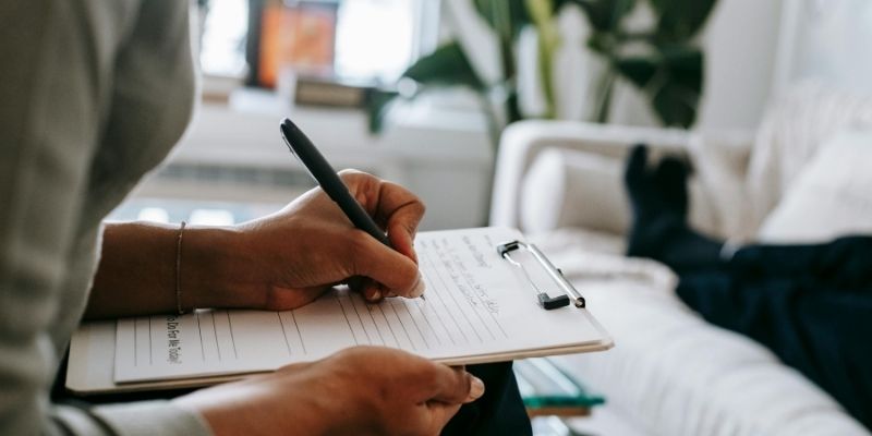 Psicóloga realizando atendimento clínico no Espaço Conheça-te em Sorocaba.