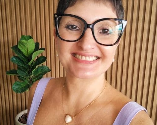 Psicóloga Dra Raquel que atende em Sorocaba usando óculoe e com um sorriso simpático