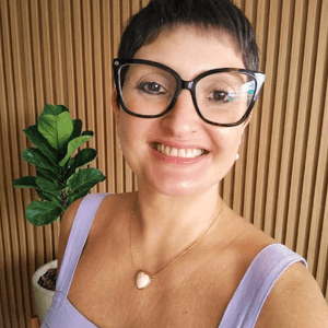 Psicóloga Dra Raquel que atende em Sorocaba usando óculoe e com um sorriso simpático
